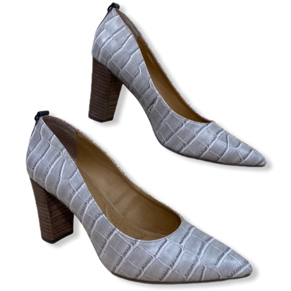 Ellen Tracy Plush Gray Reptile Stacked Heel Pumps